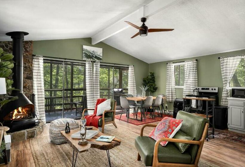 Sunny Cabin W Hot Tub, Grill, Porch, Firepit, Wifi