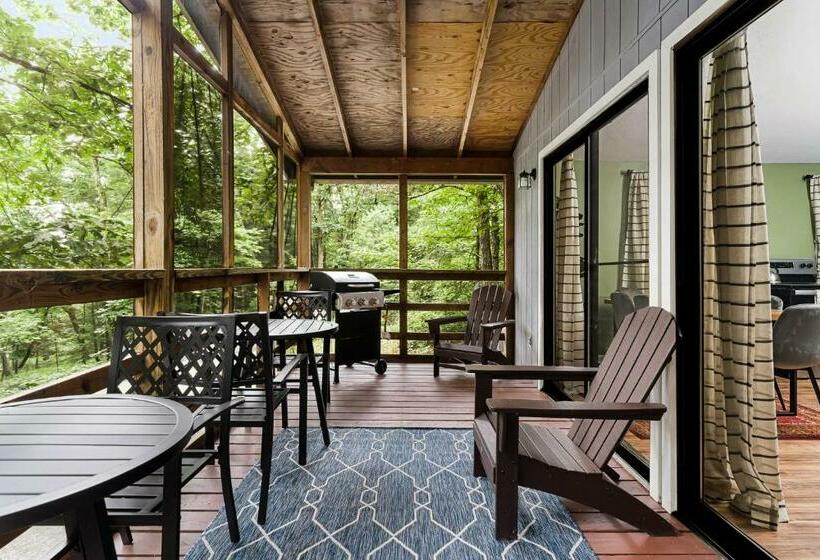 Sunny Cabin W Hot Tub, Grill, Porch, Firepit, Wifi