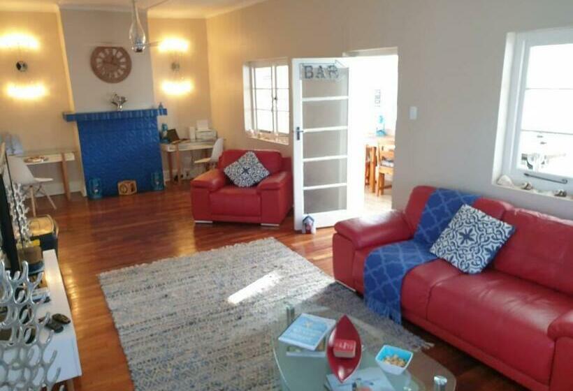 Beach House With Dstv & Wifi & Basic Housekeeping