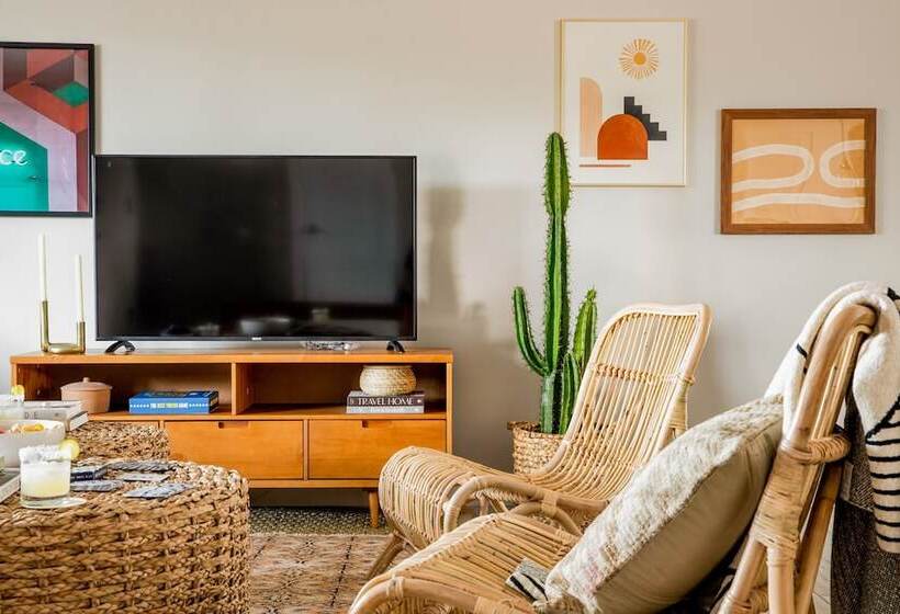 Daisy By Avantstay Modern Home W Spacious Backyard Pool Table Tennis