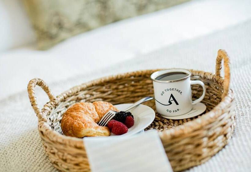 Daisy By Avantstay Modern Home W Spacious Backyard Pool Table Tennis