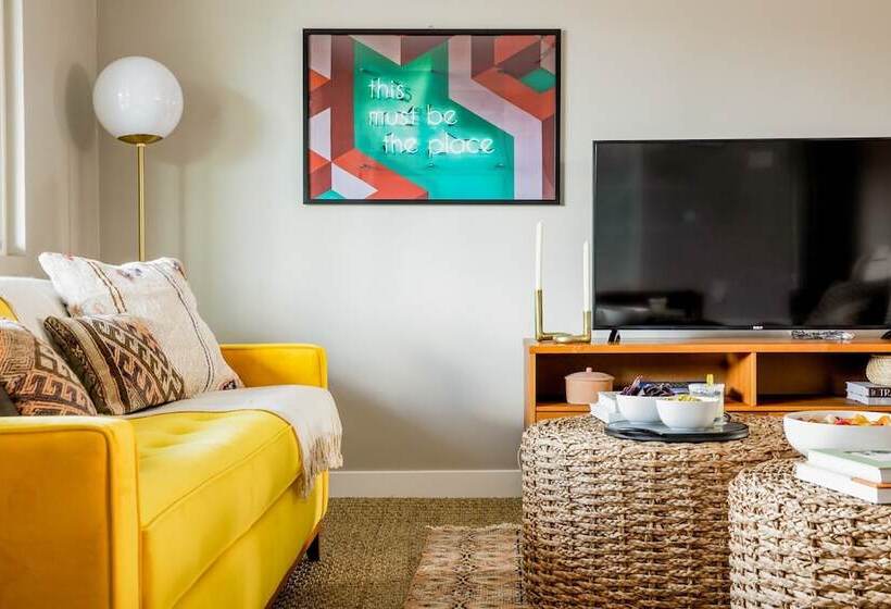 Daisy By Avantstay Modern Home W Spacious Backyard Pool Table Tennis