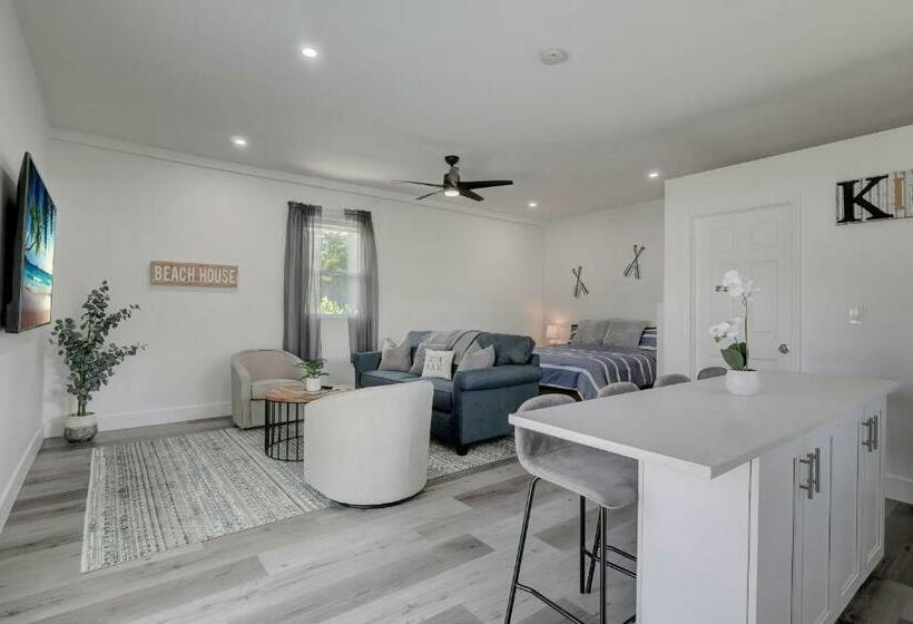 Guest House In A Downtown Bonita Springs Compound