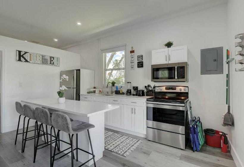 Guest House In A Downtown Bonita Springs Compound