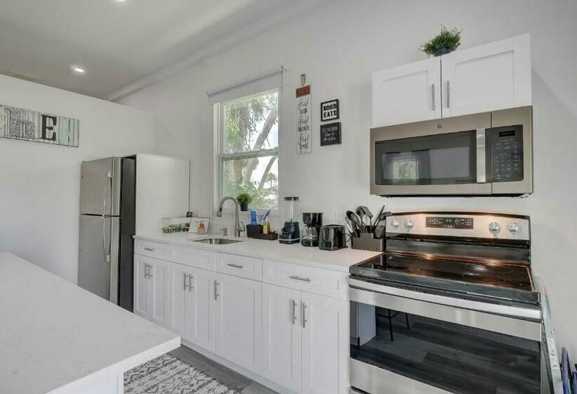 Guest House In A Downtown Bonita Springs Compound