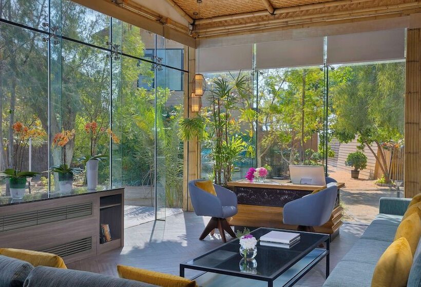 Отель Anantara World Islands Dubai Resort