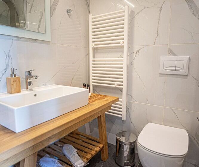 هتل Anavasi Mountain Resort