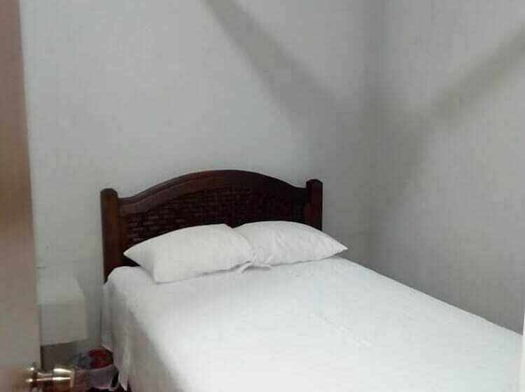 Отель Posada Y Hostal Del Parque   Hostel