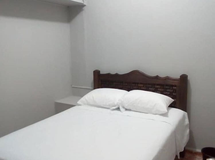 Отель Posada Y Hostal Del Parque   Hostel