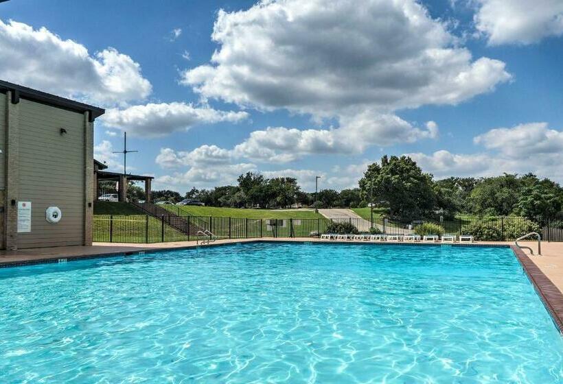 Modern Lago Vista Home With Pool And Lake Access!