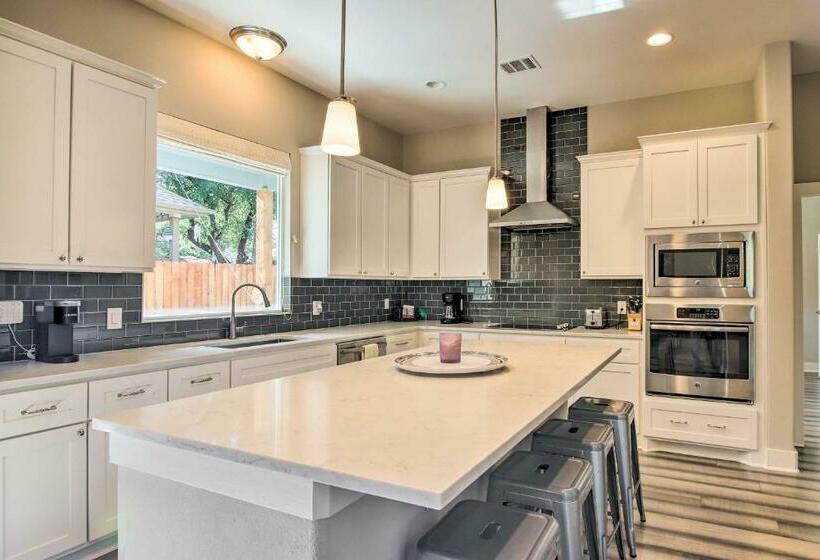 Modern Lago Vista Home With Pool And Lake Access!