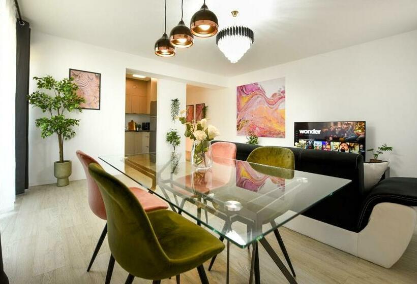 Sophistication   Cozy Apt With Balcony