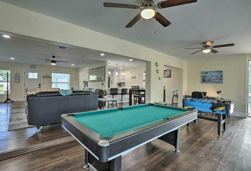 St Pete Retreat With Spacious Patio And Pond View