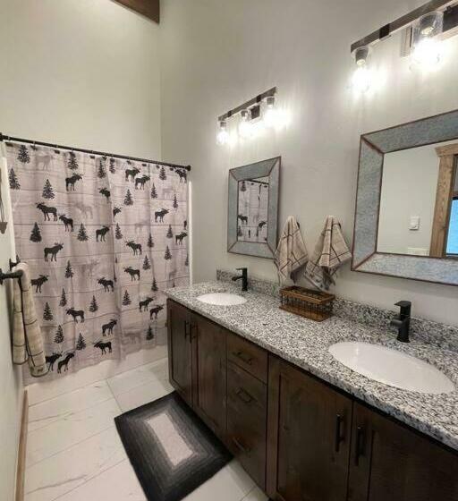 3501 Joseph Dr 30 Miles From Yellowstone Entrance!