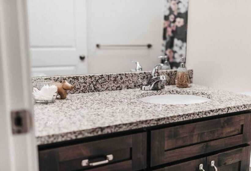 Beautiful New 3 Br 2ba Townhome No Stairs