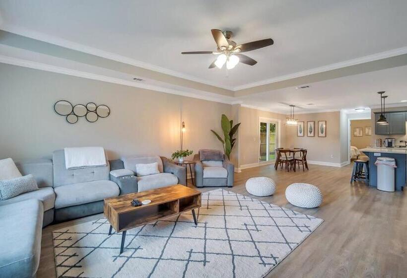 Beautiful New Construction Only 4 Min To Downtown!