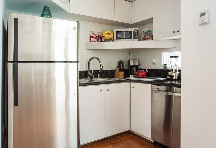 Beverly Hills Modern Guesthouse