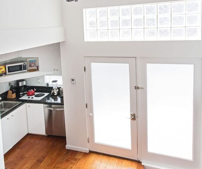 Beverly Hills Modern Guesthouse