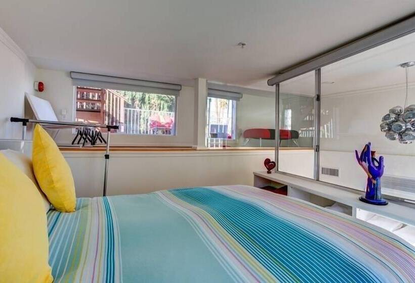 Beverly Hills Modern Guesthouse