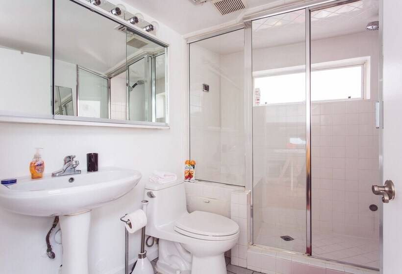 Beverly Hills Modern Guesthouse