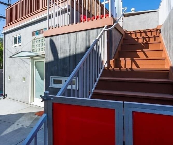 Beverly Hills Modern Guesthouse