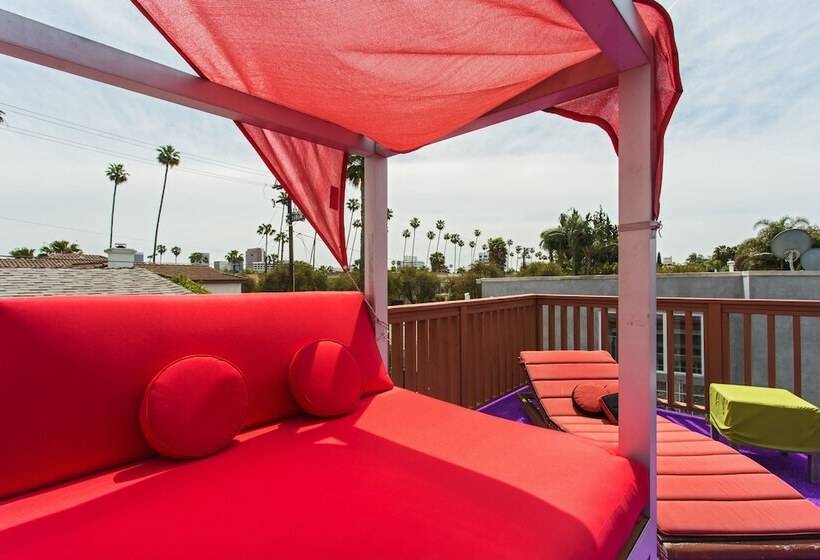 Beverly Hills Modern Guesthouse