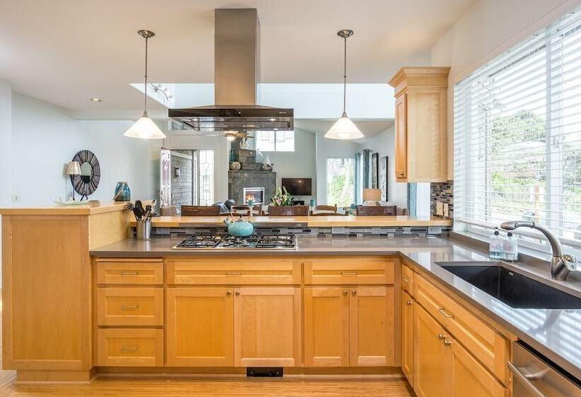 Hot Tub 1 Block To Beachtown Chefs Kitchen Villa Manzanita By Avantstay