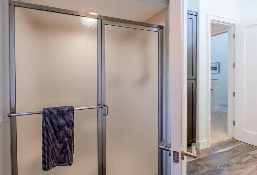 Hot Tub 1 Block To Beachtown Chefs Kitchen Villa Manzanita By Avantstay