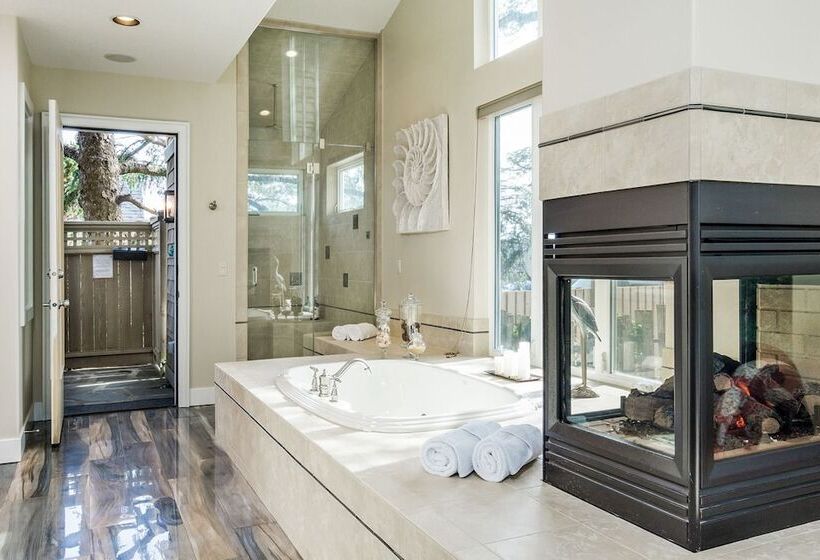 Hot Tub 1 Block To Beachtown Chefs Kitchen Villa Manzanita By Avantstay