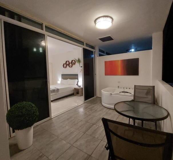 هتل Bonsai Jacuzzi Suites