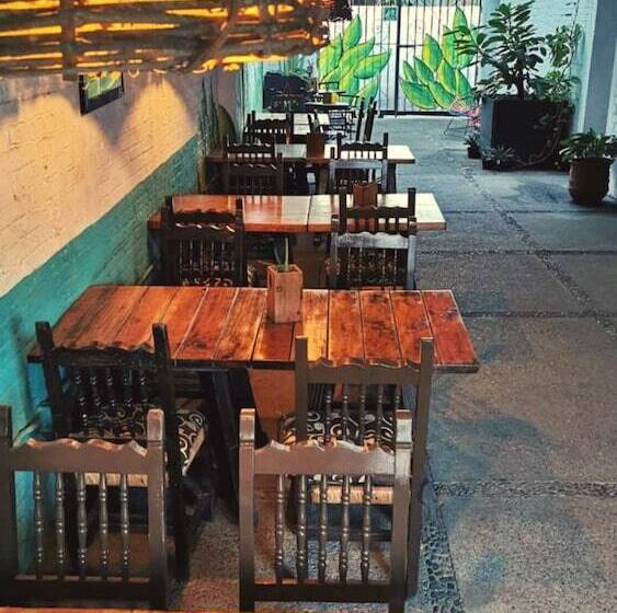 בית מלון כפרי Canova Hostel & Pizza