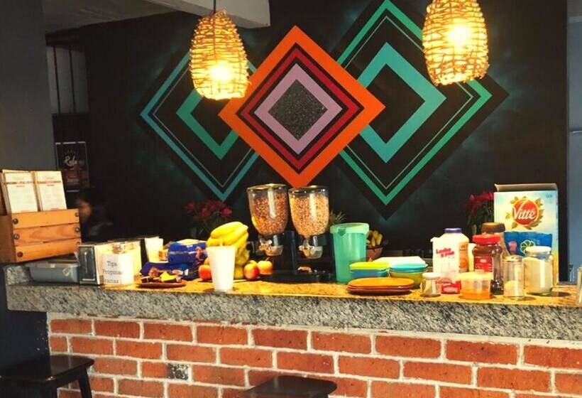 בית מלון כפרי Canova Hostel & Pizza