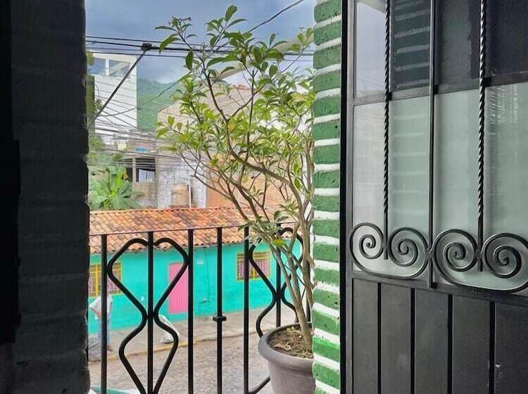 בית מלון כפרי Canova Hostel & Pizza