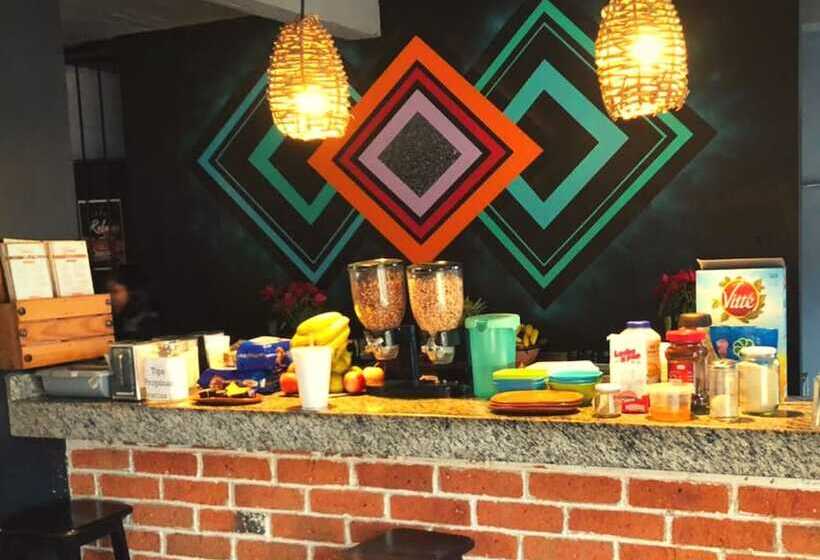 בית מלון כפרי Canova Hostel & Pizza