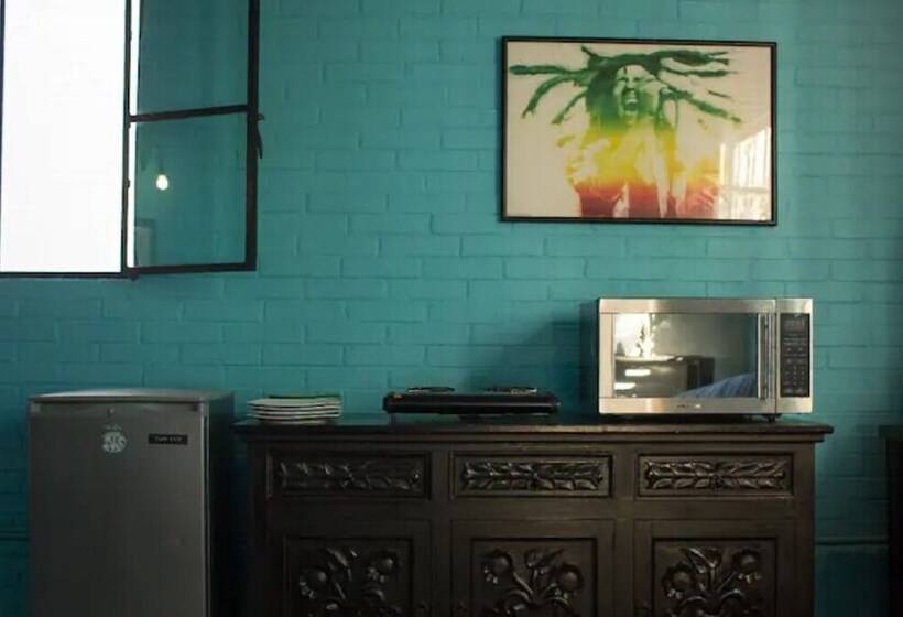 בית מלון כפרי Canova Hostel & Pizza