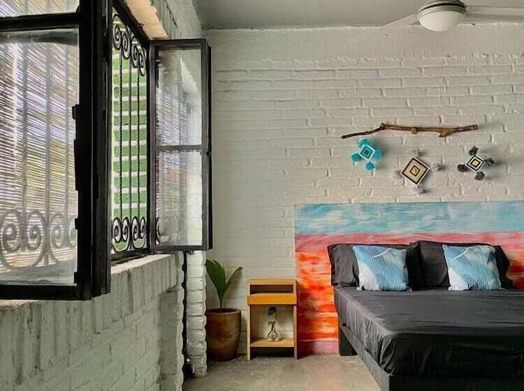 בית מלון כפרי Canova Hostel & Pizza