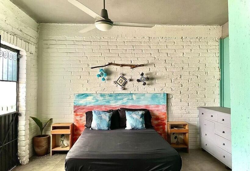 בית מלון כפרי Canova Hostel & Pizza