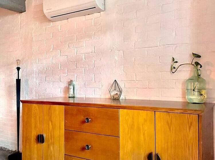 בית מלון כפרי Canova Hostel & Pizza