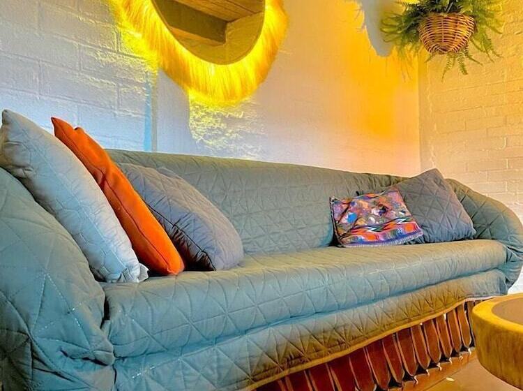 בית מלון כפרי Canova Hostel & Pizza