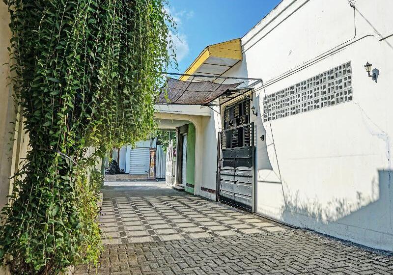 בית מלון כפרי Oyo 91502 Kost Bu Lilies Syariah