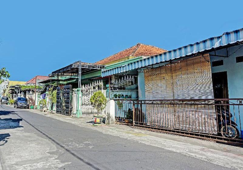 בית מלון כפרי Oyo 91502 Kost Bu Lilies Syariah