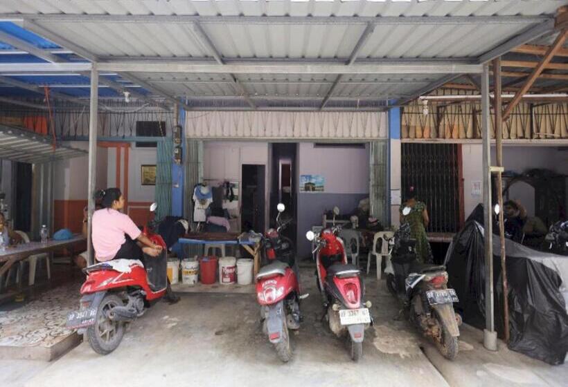 Отель Spot On 93276 Fendi 2 Homestay Syariah