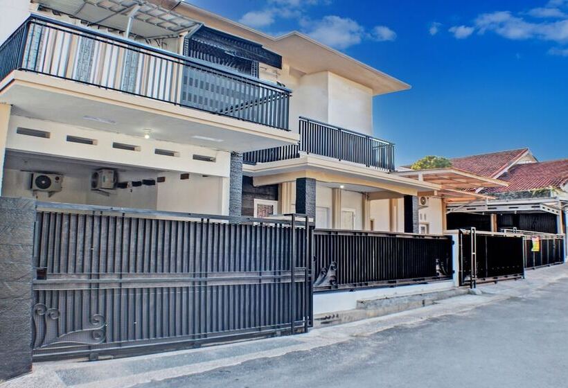 ホテル Spot On 91504 De Vila Ungu Syariah