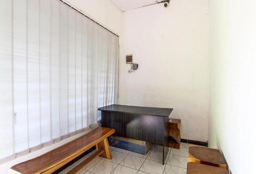 酒店 Spot On 91521 Mayong Guesthouse