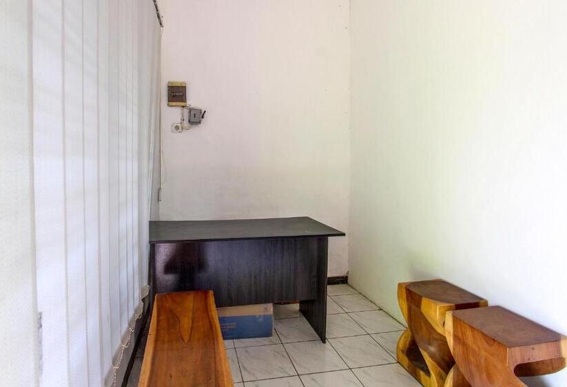 酒店 Spot On 91521 Mayong Guesthouse