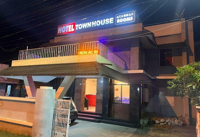 בית מלון כפרי Sunday   Townhouse Club Airport Trivandrum