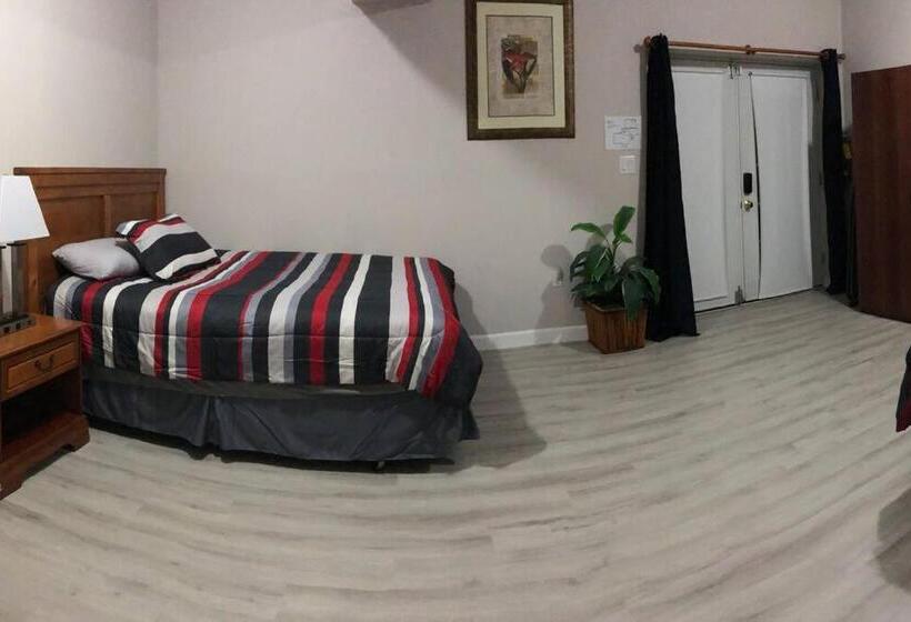 Пансион Spacious Unit With Mountain View