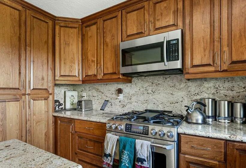 Sutter Ln By Avantstay Beautifully Remodeled Kitchen,4cabin Chic Bedrooms