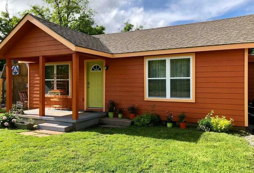 The Pumpkin Cottage Sleeps 9+crib +grill/firepit