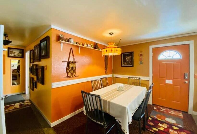 The Pumpkin Cottage Sleeps 9+crib +grill/firepit